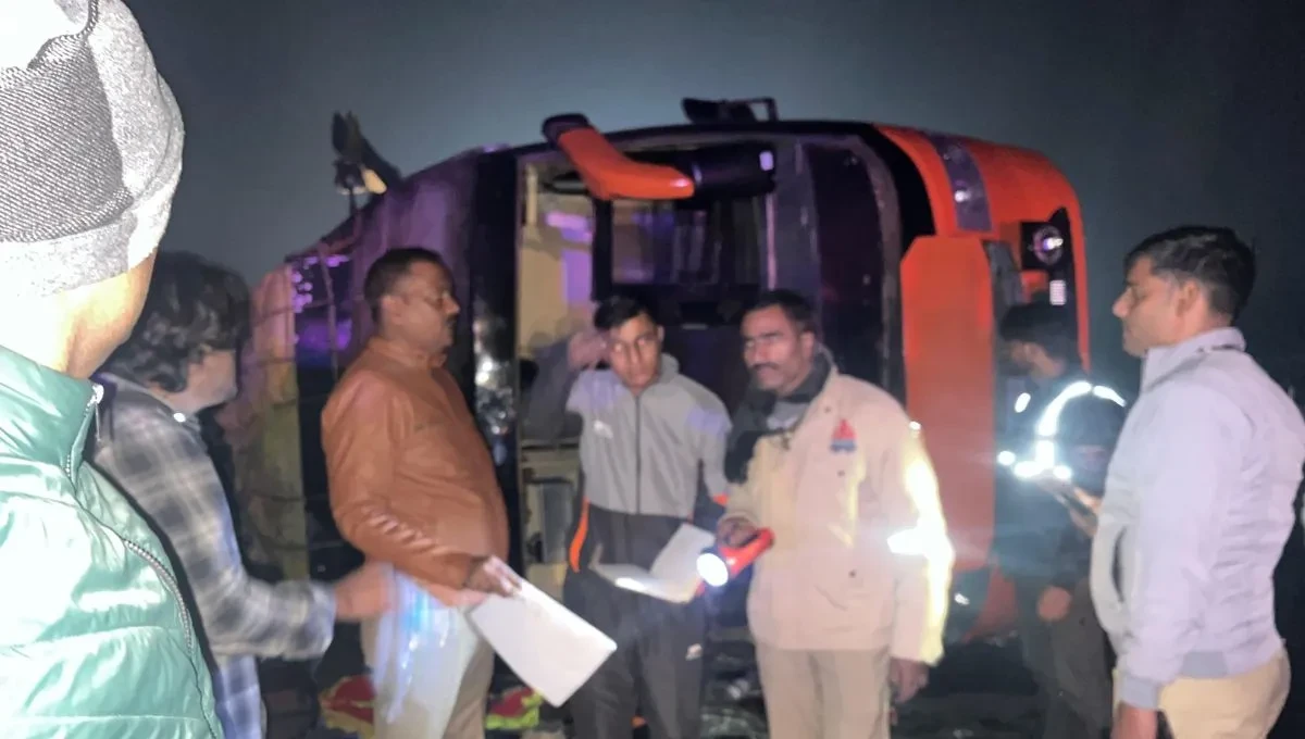 दिल्ली से सीवान जा रही बस आगरा–लखनऊ एक्सप्रेसवे पर पलटी, 3 की मौत, 20 घायल