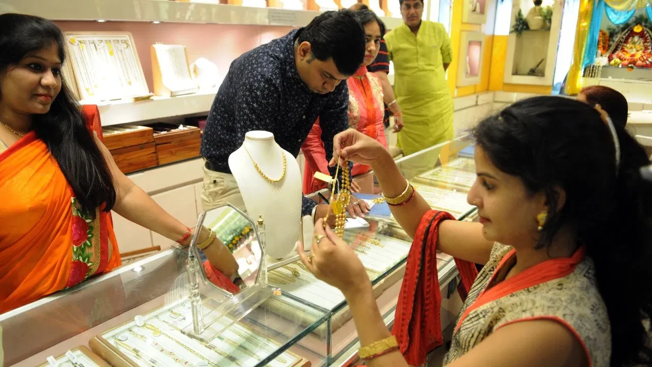 सोने-चांदी की कीमतों में भारी गिरावट, फेड रिजर्व की नीति और डॉलर मजबूती के कारण दबाव