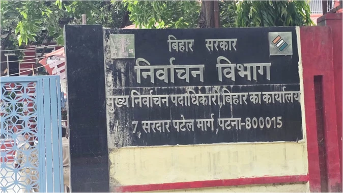 ईवीएम में ‘प्री-लोडेड वोट’ के आरोप पर आयोग ने दी सफाई, कहा– तकनीकी रूप से असंभव