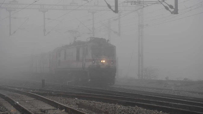कोहरे के चलते उत्तर रेलवे ने 16 मेमू और पैसेंजर ट्रेनें रद्द कीं