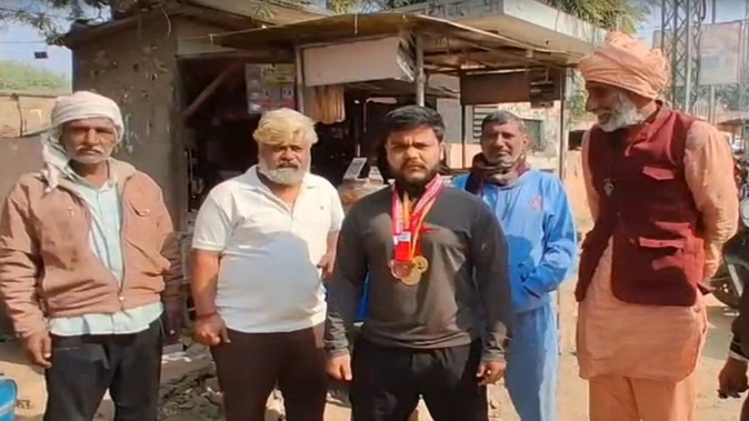 चाय की रेहड़ी संभालते हुए ईश महता ने स्टेट बेंच प्रेस में जीता कांस्य पदक