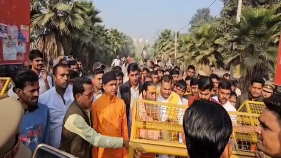 संभल: कैलादेवी मंदिर और जामा मस्जिद मामले में सुरक्षा बढ़ी, पदयात्रा पर पुलिस सतर्क