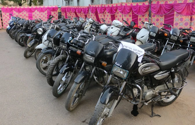 जम्मू पुलिस ने बाइक-स्कूटी चोरी गिरोह का किया भंडाफोड़, 40 वाहन बरामद