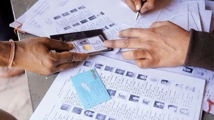 एसआईआर अभियान में ढिलाई बर्दाश्त नहीं, एसडीएम ने बीएलओ को दी सख्त चेतावनी