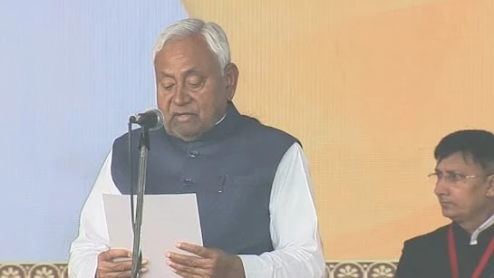 नीतीश कुमार 10वीं बार बने बिहार के मुख्यमंत्री, 26 मंत्रियों ने भी ली शपथ