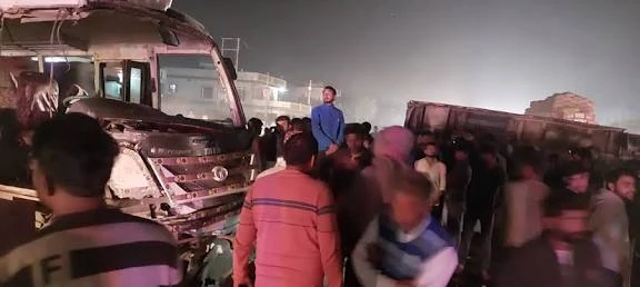 बुलंदशहर: ट्रक ने मिनी बस और दो कारों को मारी टक्कर, बीजेपी नेता के गनर की मौत