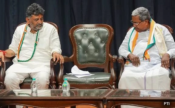 कर्नाटक कांग्रेस में हलचल: शिवकुमार गुट के मंत्री और विधायक दिल्ली पहुंचे