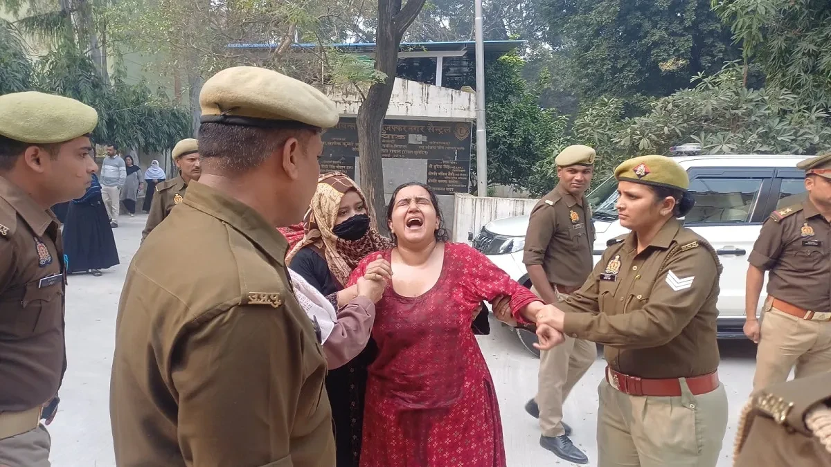 मुजफ्फरनगर: महिला ने एसएसपी ऑफिस पर किया आत्मदाह का प्रयास