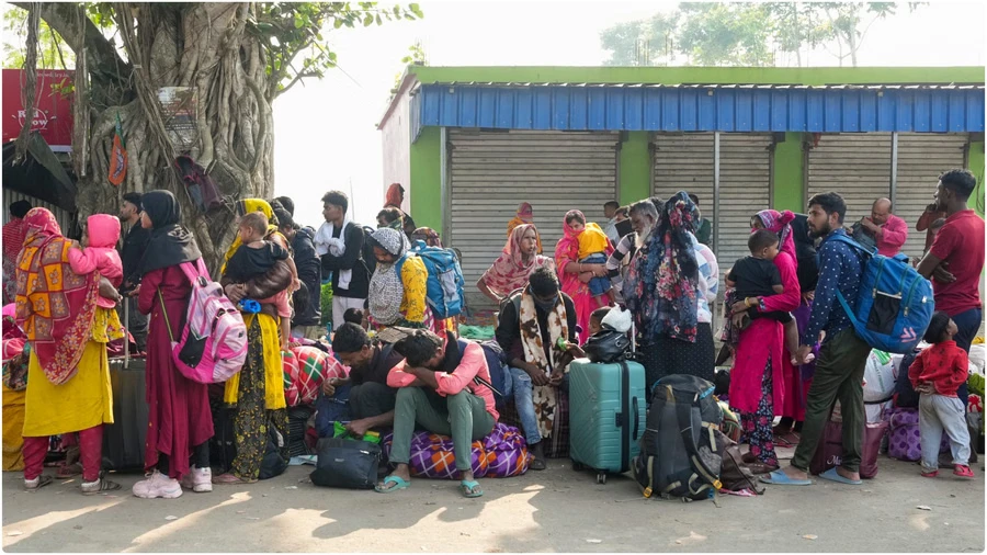 एसआईआर की सख्ती से हाकिमपुर बॉर्डर पर अवैध बांग्लादेशी नागरिकों की लंबी कतारें