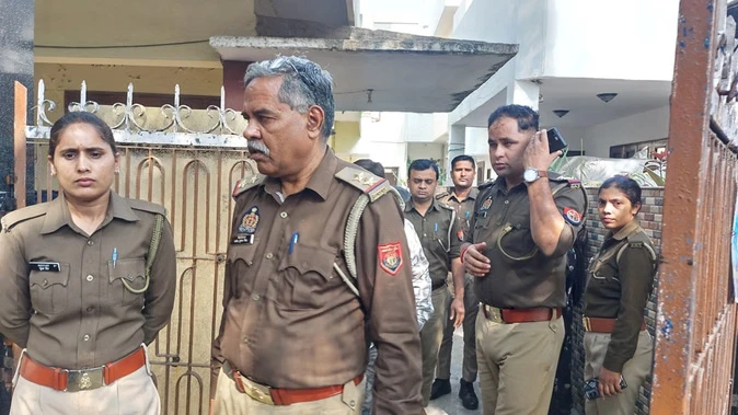 आगरा में धर्मांतरण की सूचना पर हंगामा, पुलिस ने आठ से पूछताछ की