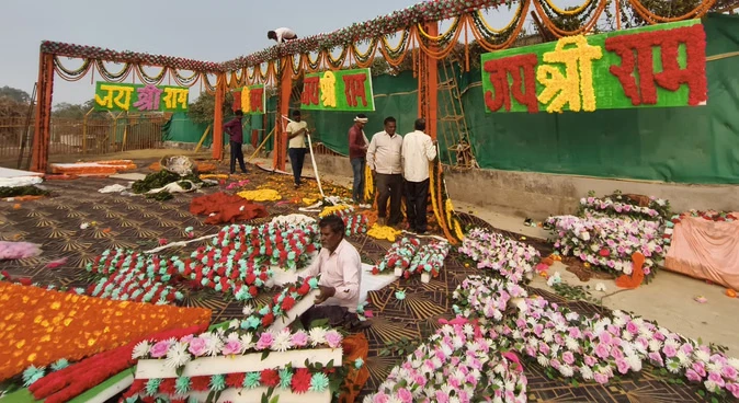 राम मंदिर पर भव्य ध्वजारोहण, पीएम मोदी की अगवानी के लिए तैयारियां जोरों पर
