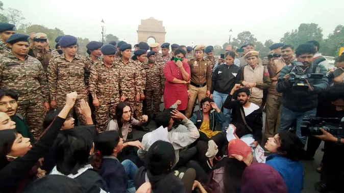 इंडिया गेट हंगामा: मिर्ची स्प्रे केस में दो एफआईआर, 22 प्रदर्शनकारी गिरफ्तार