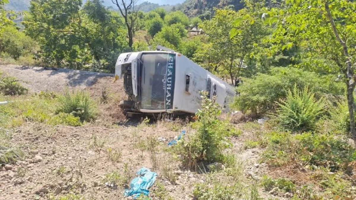 कुंजापुरी से लौटते समय बड़ा हादसा: बस 70 मीटर खाई में गिरी, 5 श्रद्धालुओं की मौत