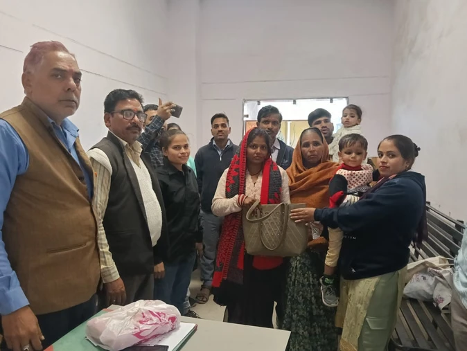 शाहजहांपुर में रोडवेज बस परिचालक ने लौटाए चार लाख रुपये के गहने