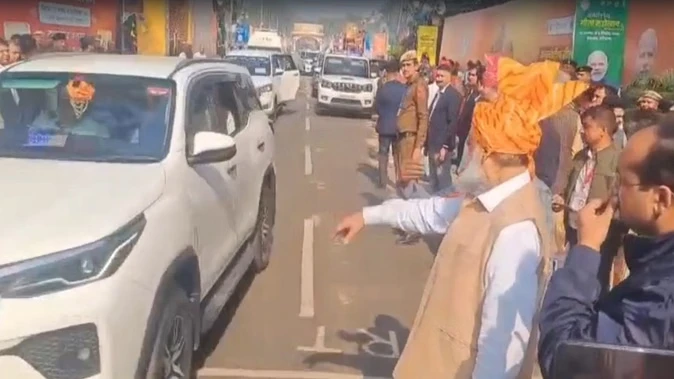 कुरुक्षेत्र: अनिल विज को रक्षा मंत्री के काफिले ने किया इग्नोर, सोशल मीडिया पर वीडियो वायरल