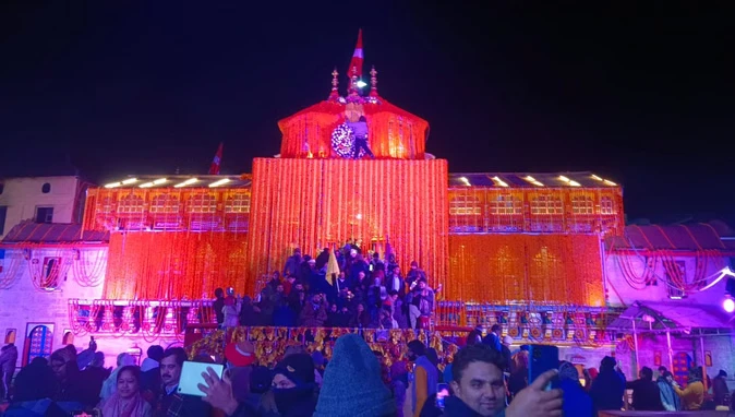 10 कुंतल फूलों से सजा बदरीनाथ धाम, कल बंद होंगे मंदिर के कपाट