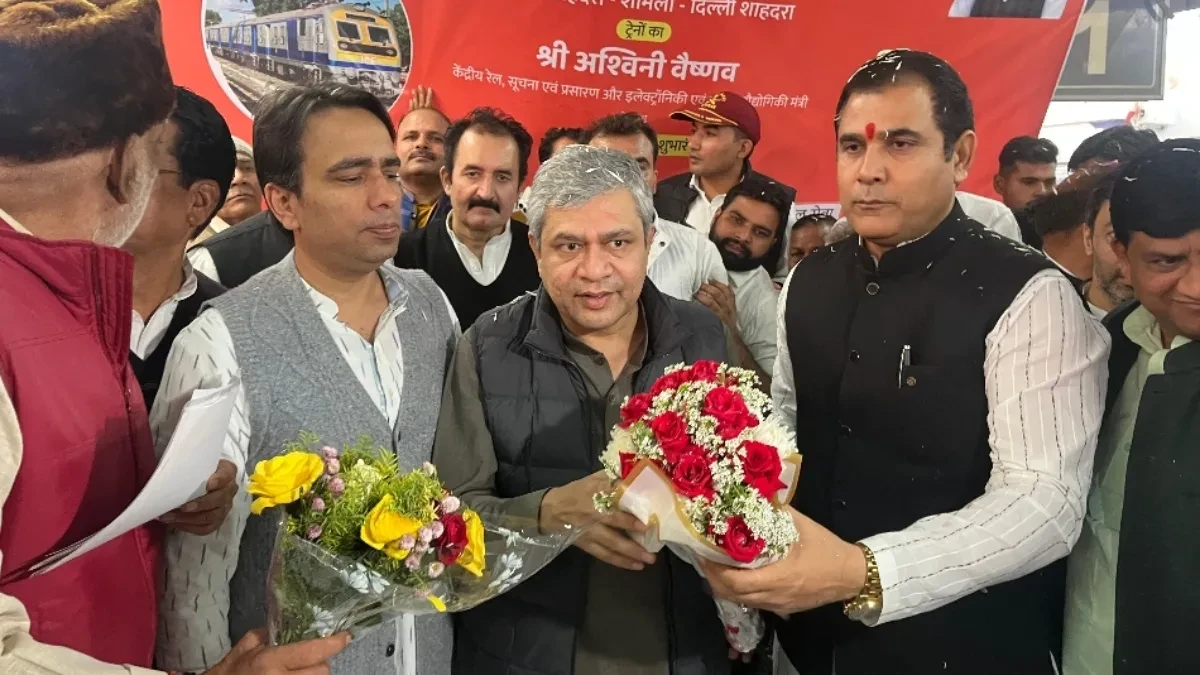 दिल्ली-शामली के बीच शुरू हुईं दो ट्रेनें, रेल मंत्री ने दिखाई हरी झंडी, जयंत रहे मौजूद