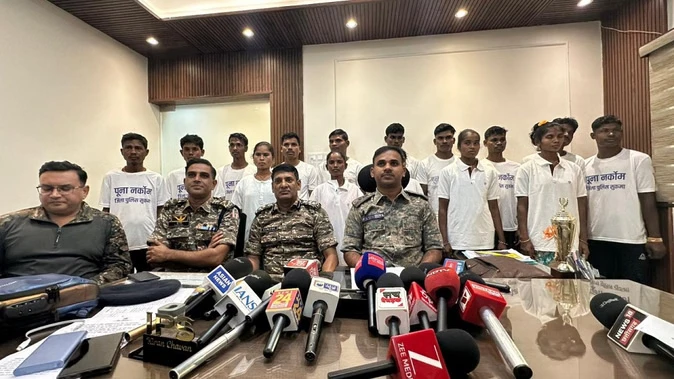 सुकमा में बड़ी सफलता: 48 लाख रुपये के 15 इनामी नक्सलियों ने किया आत्मसमर्पण