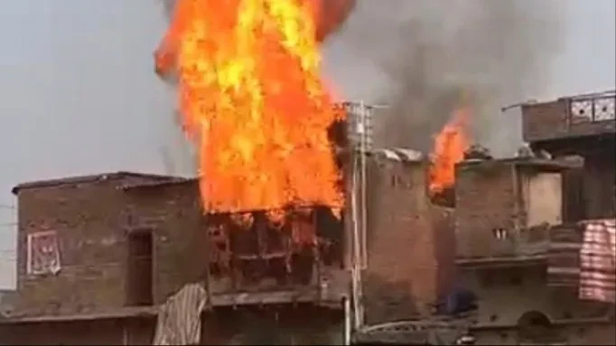 तावली गांव में सिलेंडर लीकेज से घर में लगी भीषण आग, तेज धमाके से दहशत