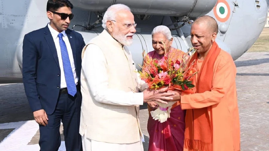 अयोध्या में पीएम मोदी का रोड शो: स्कूली छात्रों ने काफिले पर फूल बरसाए