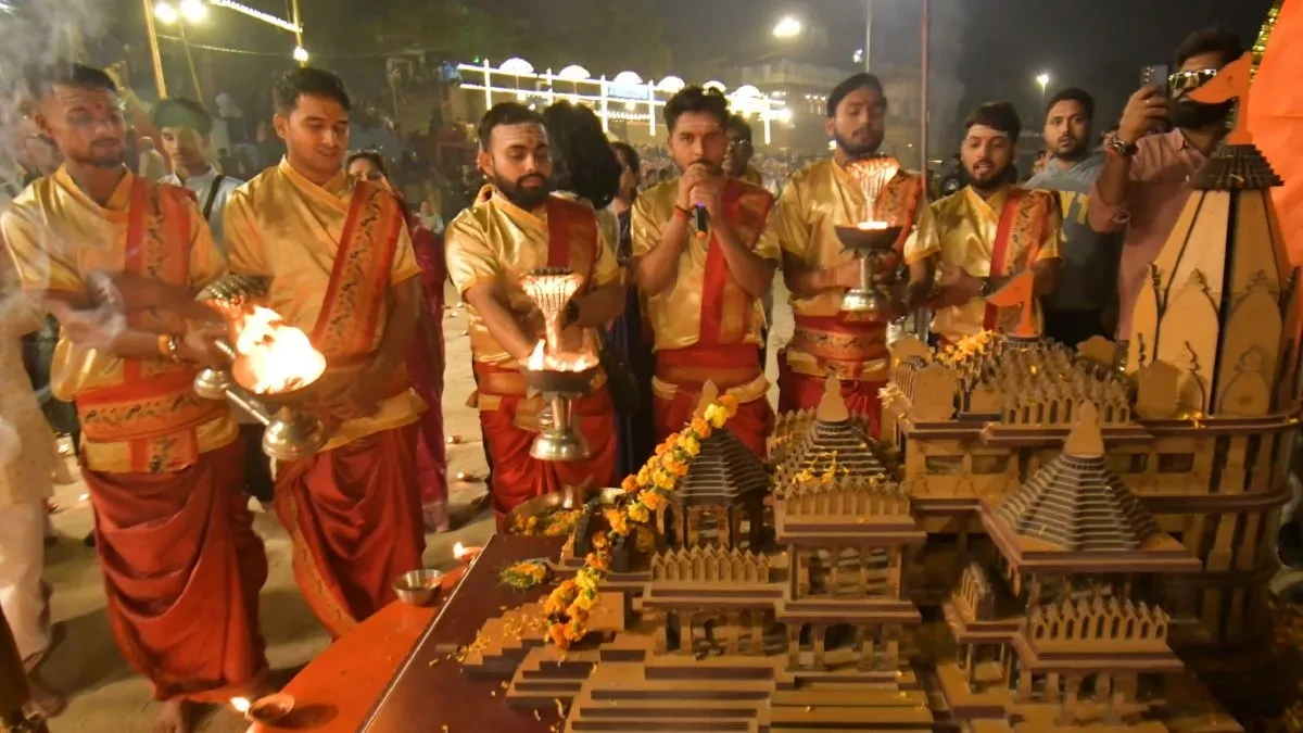 अयोध्या में ध्वजारोहण, काशी में दीपोत्सव से गंगा तट जगमगाया