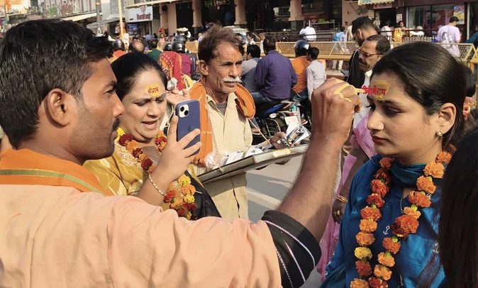 अयोध्या: ध्वजारोहण के बाद राम मंदिर में उमड़ी श्रद्धालुओं की भीड़
