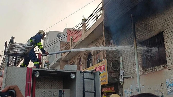 कारपेट फैक्ट्री में लगी भीषण आग: मौके पर पहुंची दमकल की 10 गाड़ियां, लाखों का नुकसान