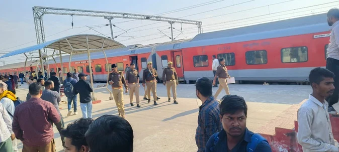 अयोध्या: बम की अफवाह पर एक घंटे स्टेशन पर खड़ी रही किसान एक्सप्रेस ट्रेन