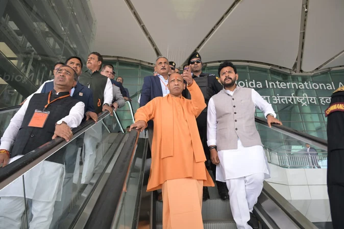 योगी ने जेवर एयरपोर्ट का किया निरीक्षण, तेज की गई सुरक्षा और निर्माण तैयारियां