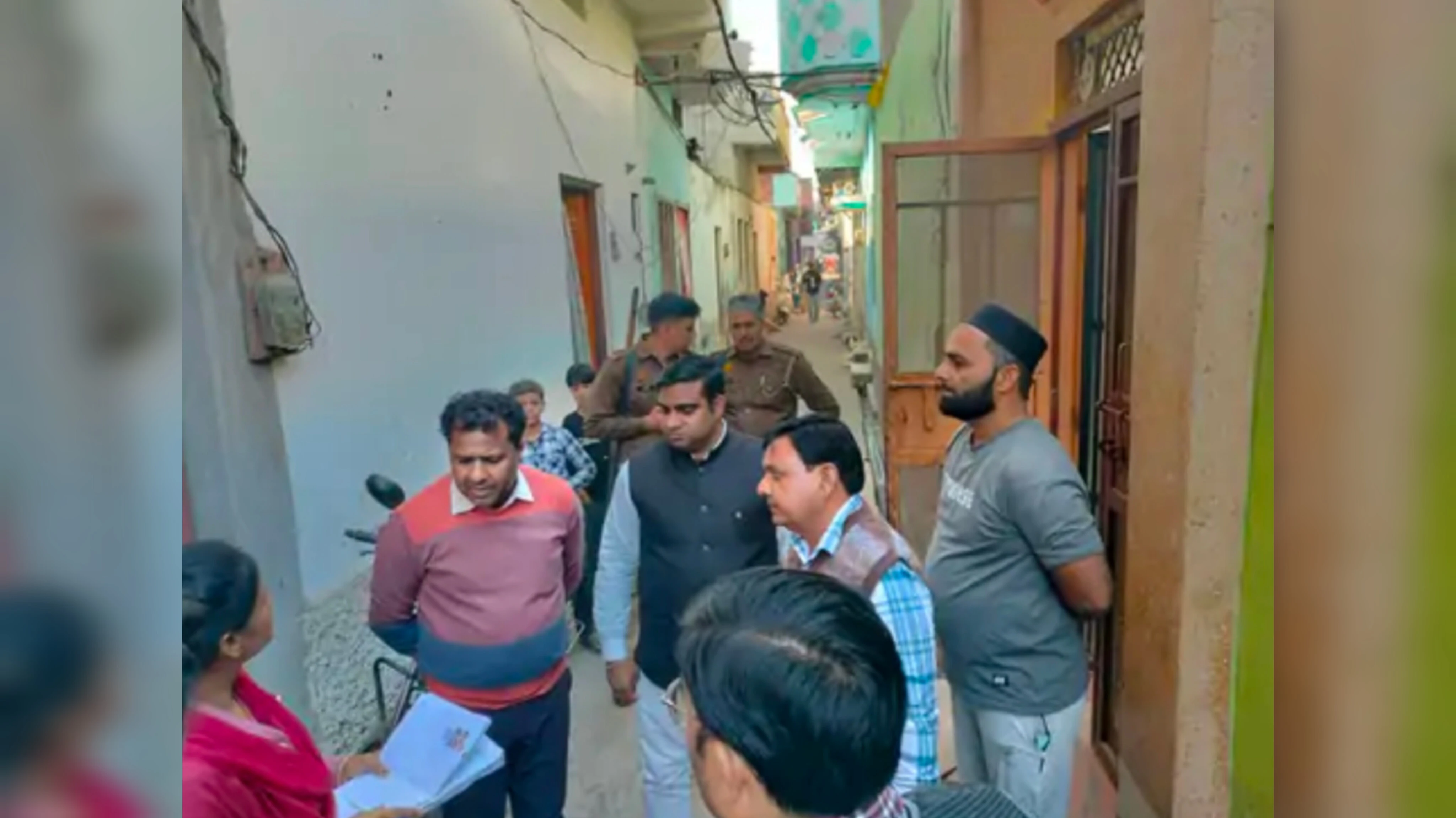 एसडीएम ने मीरापुर में घर-घर जाकर एसआईआर फार्म भरने के लिए जागरूक किया