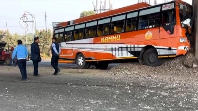 सांबा में सुपरफास्ट बस फ्लाईओवर पिलर से टकराई, 20 घायल, 1 की मौत