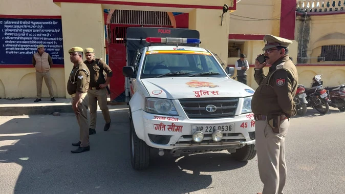 अमर सिंह परिवार पर दिए गए बयान के मामले में आज़म ख़ान की पेशी, जेल गेट पर मचा हंगामा