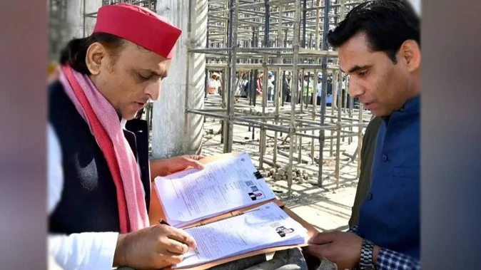 सपा मुखिया अखिलेश यादव ने भरा SIR फार्म, तस्वीर आई सामने