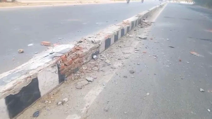 तेज रफ्तार बीएमडब्ल्यू का कहर: फुटपाथ पर सो रहे तीन लोगों को रौंदा, एक की मौत
