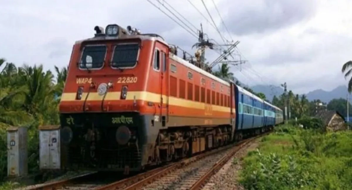 प्रयागराज: बुंदेलखंड एक्सप्रेस में उठा धुआं, शंकरगढ़ स्टेशन पर मचा हड़कंप