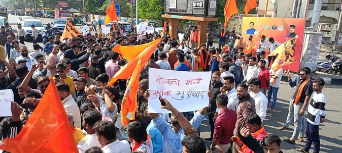 भोपाल: मदनी के बयान पर वीएचपी-बजरंग का प्रदर्शन, पुतला फूंका