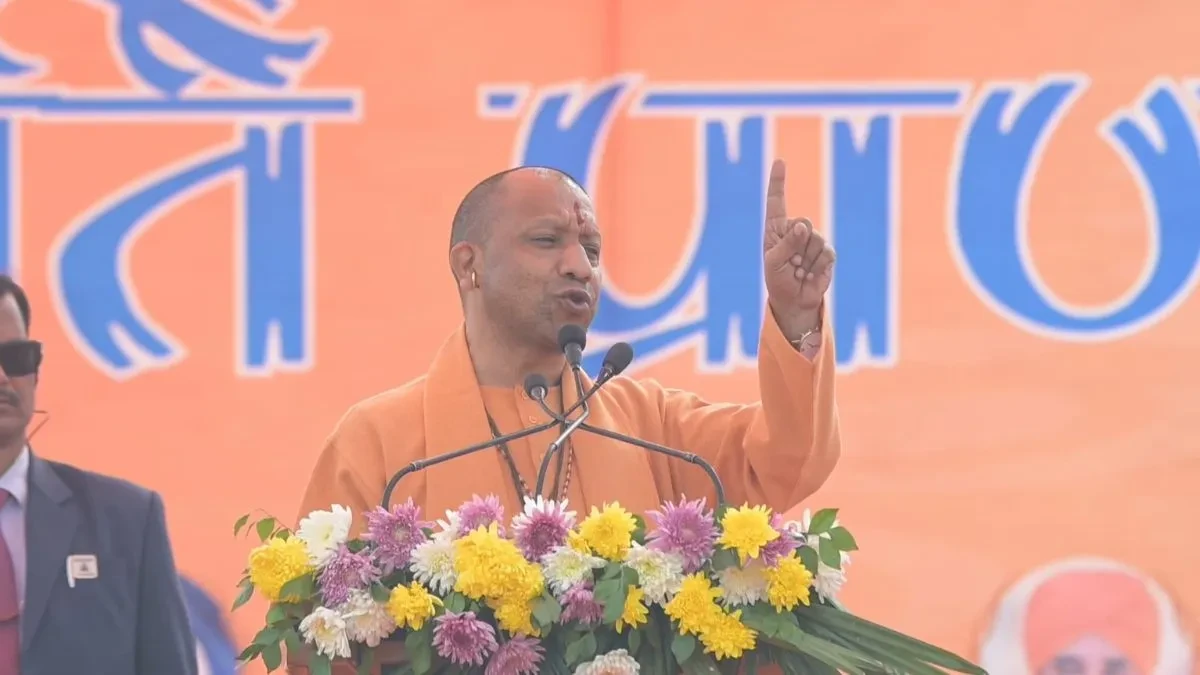 विदेशी ताकतें धर्मांतरण और नशे से कर रहीं प्रहार, एकजुटता में ही सनातन की सुरक्षा: सीएम योगी