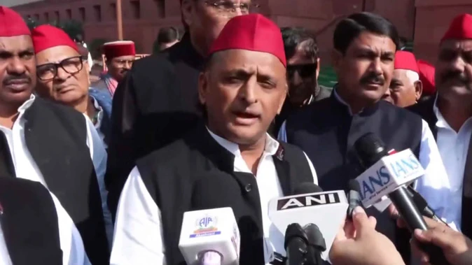 संसद में एसआईआर पर हंगामा: अखिलेश यादव ने बीएलओ की मौतों पर उठाए सवाल