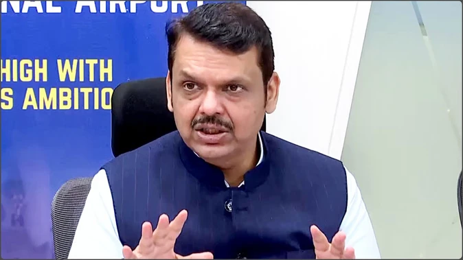 फडणवीस ने निर्वाचन आयोग पर उठाए सवाल, कहा- आखिरी समय पर चुनाव स्थगित करना गलत
