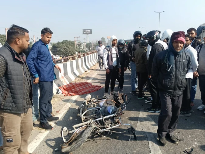 मेरठ: खिर्वा फ्लाईओवर पर ट्रैक्टर ने बाइक सवार को कुचला, युवक की मौत