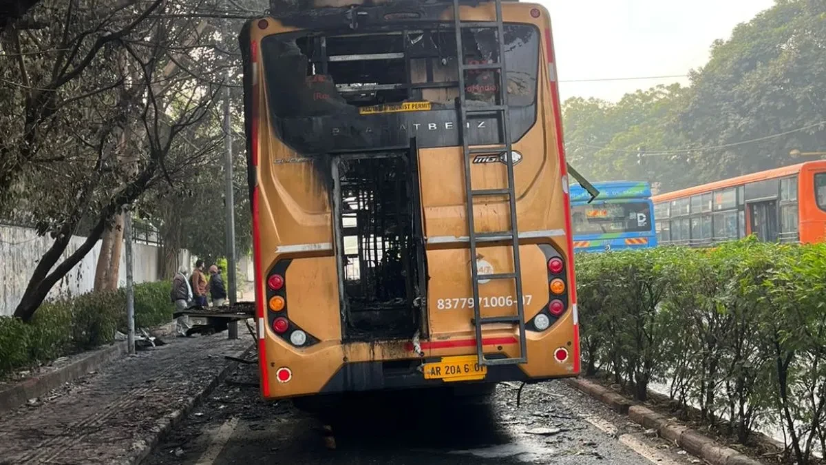 दिल्ली: कश्मीरी गेट पर प्राइवेट बस में लगी आग, मची अफरा-तफरी