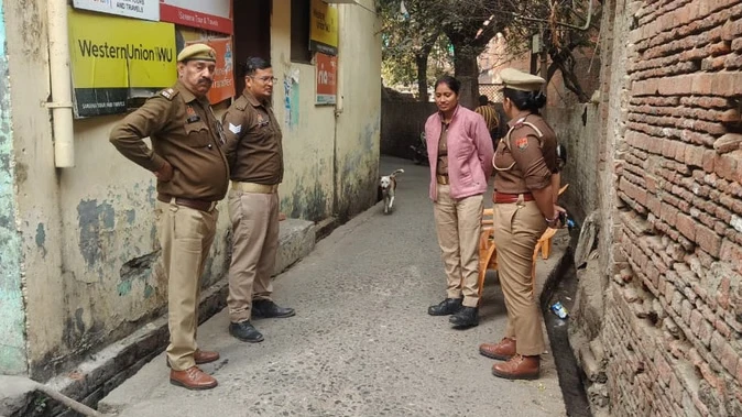 संभल में मीट कारोबारी के मैनेजर के घर आयकर टीम ने मारा छापा