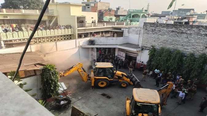 बरेली में बीडीए ने सूफी टोला के बरातघर किए ध्वस्त, महिलाओं और परिवारों ने जताया विरोध