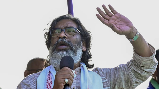 झारखंड: हेमंत-कल्पना सोरेन दिल्ली में, राजनीतिक हलचल बढ़ी