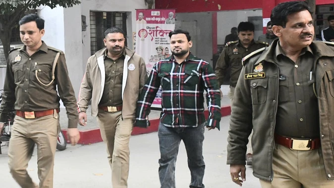 मेरठ: लालकुर्ती में पुलिस की दबिश, भारी विरोध के बीच ट्रांसफार्मर चोर अफजाल गिरफ्तार