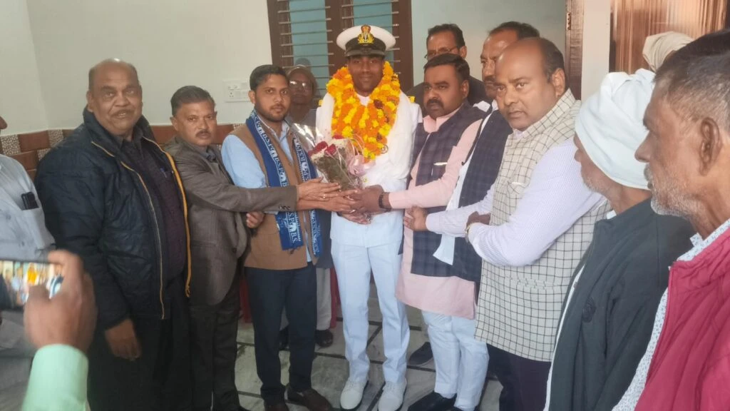 नौसेना में सब लेफ्टिनेंट बने विशेष कुमार का घर लौटने पर अभिनंदन