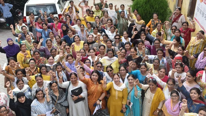 कोलकाता हाईकोर्ट का बड़ा फैसला: 32,000 प्राथमिक शिक्षकों की नौकरी सुरक्षित
