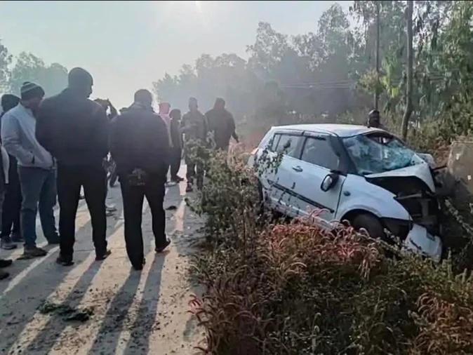 हजारीबाग में सड़क हादसा: स्विफ्ट कार डिवाइडर से टकराई, तीन की मौत और छह घायल