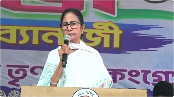 जब तक मैं हूं, कोई भी बंगाली डिटेंशन कैंप या बांग्लादेश नहीं जाएगा: ममता बनर्जी
