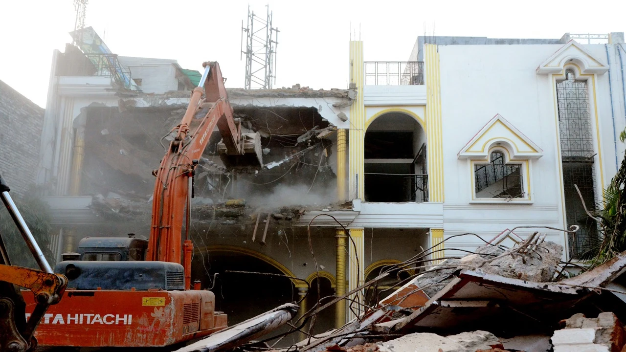 बरेली: आजम खां के करीबियों के बरातघरों पर बीडीए की करवाई दूसरे दिन भी रही जारी